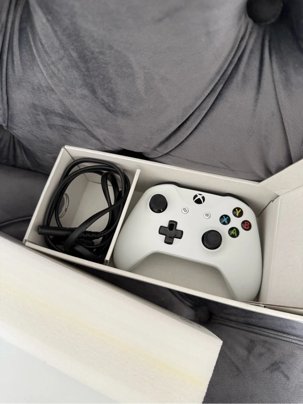 Microsoft Xbox One S 500GB Console White Complete in Box w/ Wireless Controller